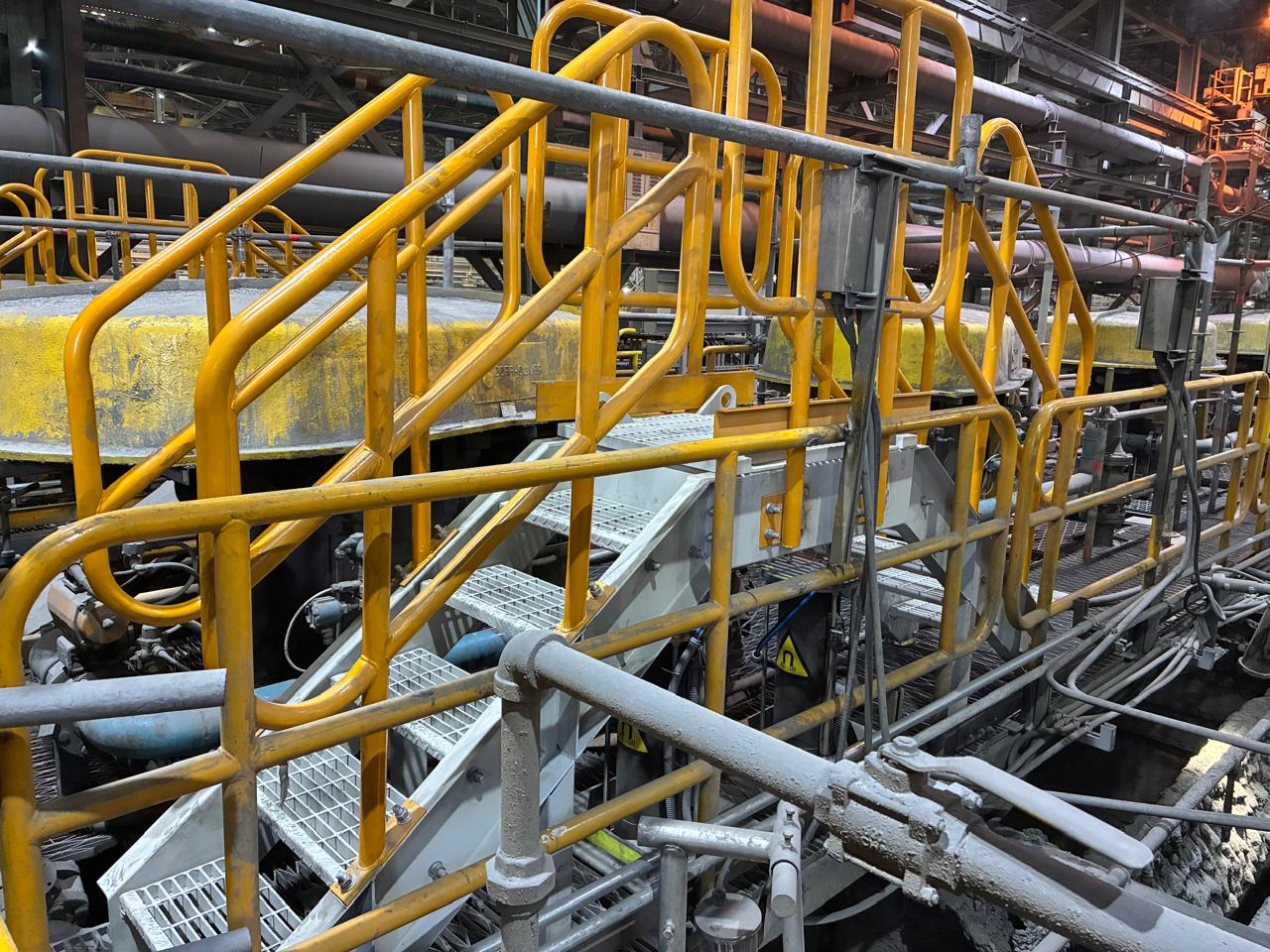 Pasarela metálica en instalación industrial